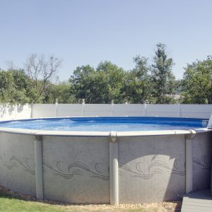 DIY : construire un abri pour cacher la pompe de sa piscine hors sol