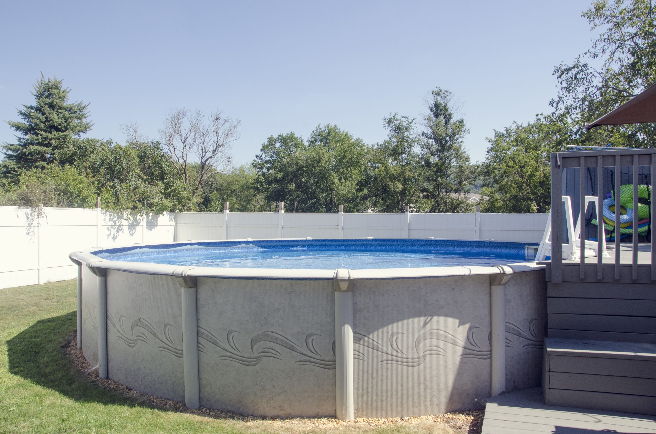 DIY : construire un abri pour cacher la pompe de sa piscine hors sol