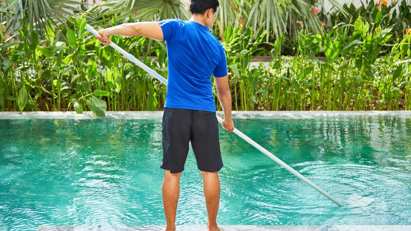 Comment nettoyer efficacement le fond d’une piscine sans aspirateur robot ?